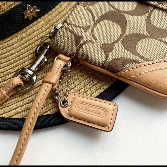 Signature “C” Coach Wristlet 🤩 - Picture 2 of 6